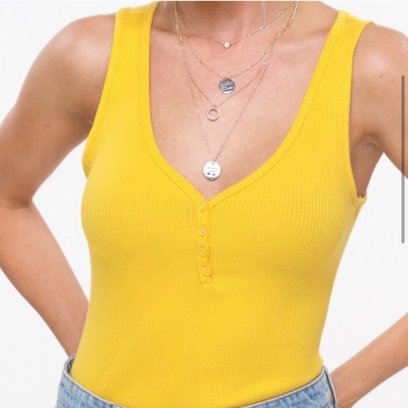 🦄 4/$40 Basic V Neck Yellow Bodysuit - Picture 3 of 4
